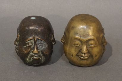 null Deux têtes asiatiques en bronze à quatre faces. 6 cm et 6,5 cm