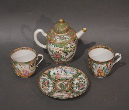 null Théière, soucoupe et deux tasses en porcelaine de Chine à décor de personnages,...