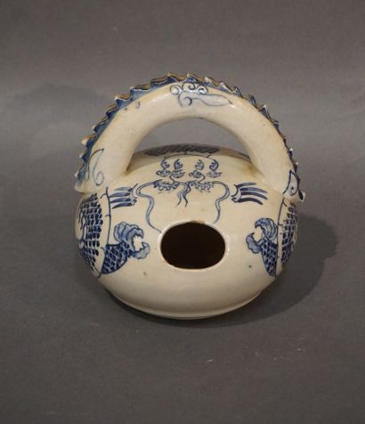 null Chaufferette en porcelaine asiatique à anse et décor bleu/blanc de dragons....