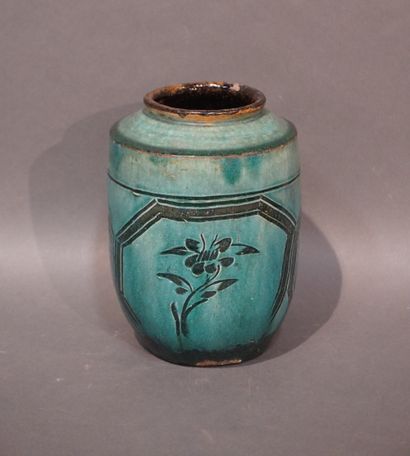 null Vase en céramique asiatique à patine verte à décor de fleurs et calligraphies...