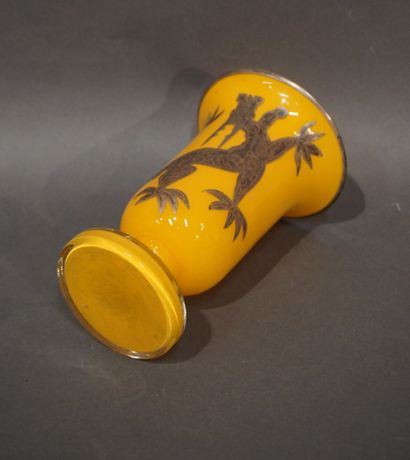 null Vase sur piedouche en verre opalin à décor de dragon gris sur fond orange (éclat)....
