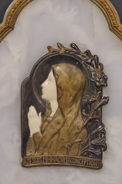 null Bénitier mural en pierre, bronze, verre, à décor de profil de vierge chryséléphantine...