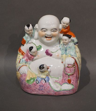 null Groupe en porcelaine de Chine polychrome: "Putaï souriant et enfants" (accident...