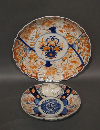 null Set of dishes and plates in Asian porcelain, with Imari decoration, Compagnie...