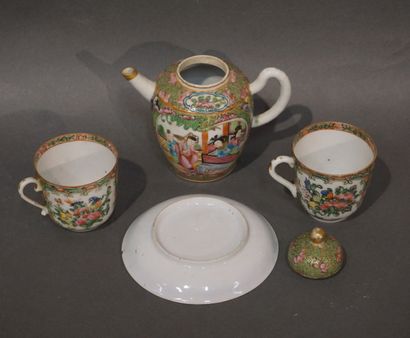 null Théière, soucoupe et deux tasses en porcelaine de Chine à décor de personnages,...