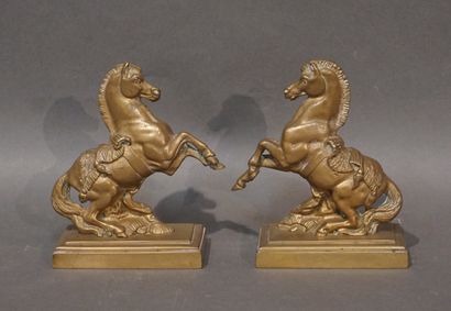 null Paire de serres-livres en bronze "Chevaux cabrés". 15 cm