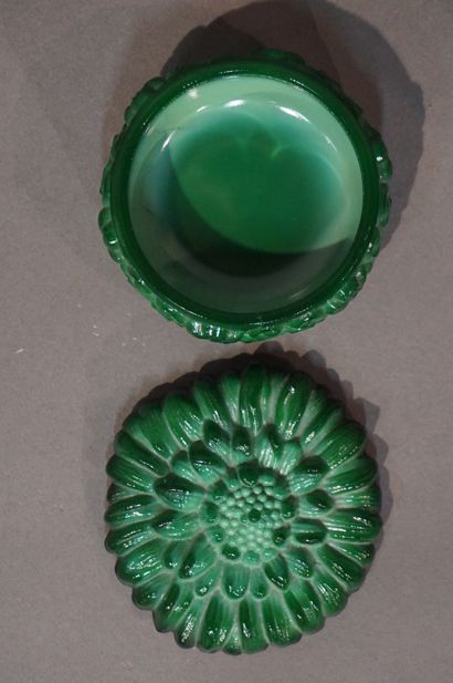 null Boite couverte en opaline verte à décor de fleurs (éclat). 7x11 cm