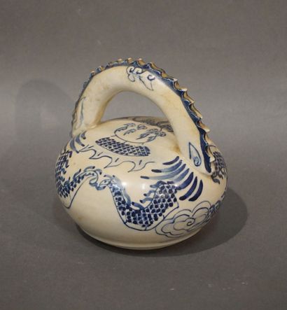 null Chaufferette en porcelaine asiatique à anse et décor bleu/blanc de dragons....