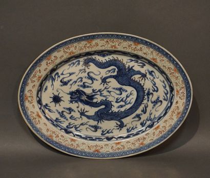 null Plat ovale en porcelaine asiatique à décor de dragon bleu sur fond blanc et...