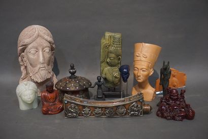 null Handle of trinkets of Egyptian style, Asian and various, heads, box, Buddhas,...