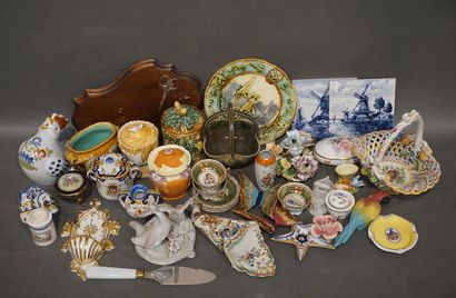 null Two handles of earthenware and porcelain, covered pots, plates, tiles, palms,...