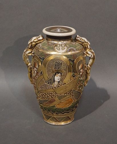 null Vase en porcelaine satzuma du Japon. 25,5 cm