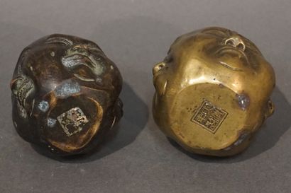 null Deux têtes asiatiques en bronze à quatre faces. 6 cm et 6,5 cm