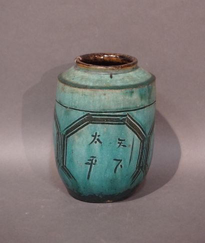 null Vase en céramique asiatique à patine verte à décor de fleurs et calligraphies...