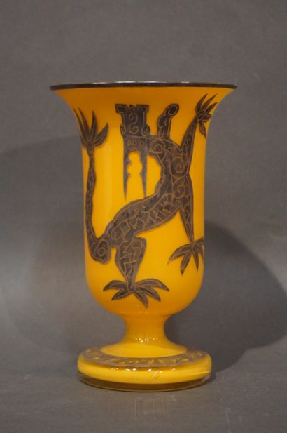 null Vase sur piedouche en verre opalin à décor de dragon gris sur fond orange (éclat)....