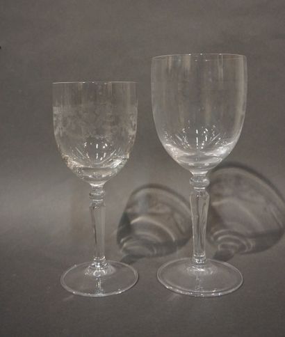 null Service de verres en cristal à décor de guirlandes, de 16 pièces: 8 verres à...