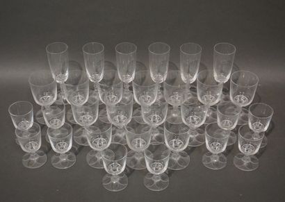 Lalique France Service en cristal signé Lalique France de 30 pièces: 6 flûtes, 11...