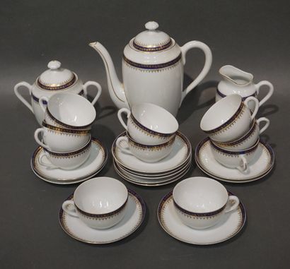 null Service à thé en porcelaine blanche à liseré bleu et doré de 24 pièces: 10 tasses,...