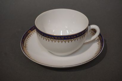 null Service à thé en porcelaine blanche à liseré bleu et doré de 24 pièces: 10 tasses,...