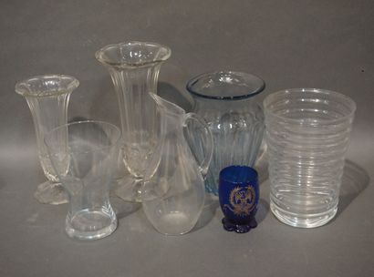 null Manette de verrerie et cristallerie, 5 vases, carafe en Baccarat (28 cm) et...