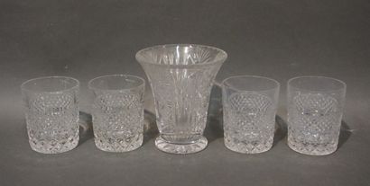 null Vase en cristal taillé de Tchécoslovaquie et quatre verres à whisky. 14 cm et...