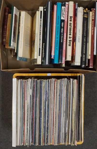 Deux manettes de disques 33 tours et livres...