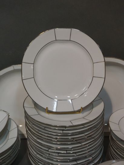 null Service de table en porcelaine blanche à liseré argenté de 51 pièces: 21 grandes...