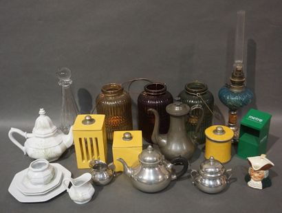 null Deux manettes de trois lanternes en verre, lampe à pétrole, carafe Villeroy&Boch...