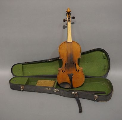 null German violin made at the beginning of the 20th century. Breakage on the top...