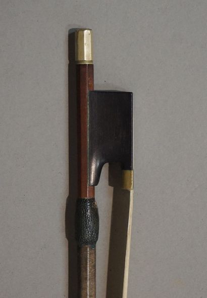 null German bow. 20th century. Pernambuco and nickel silver. 73 cm Expert: Jean-François...