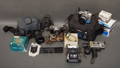 Deux manettes de cinq appareils photo argentique,...