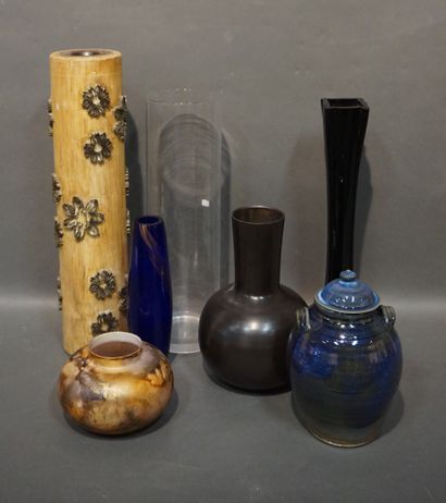 Manette de vases divers en verre ou céramique....