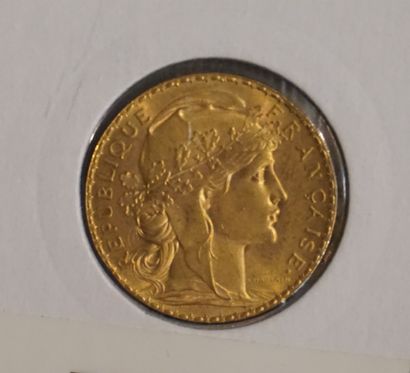 Une pièce de vingt francs en or de 1914 ...