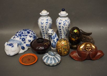 Manette d'art asiatique, paire de vases (acc.),...
