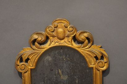 null Mirror with carved and gilded wood frame, 17th century style. 57x31 cm