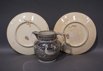 null Two Gien opaque porcelain plates: "Fables de La Fontaine" (22 cm, crack) and...