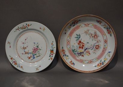 null Compagnie des Indes porcelain dish and plates (wear, dish cracked). Dish: 25...