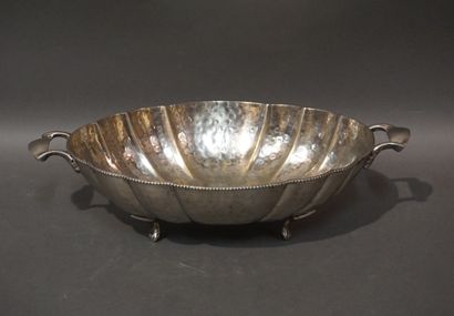null Bowl with handles in hammered silver metal. 10.5x41.5x23.5 cm