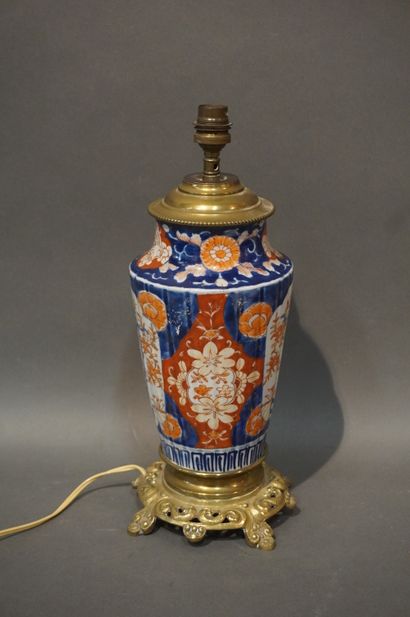 null Imari porcelain lamp with brass mount. 37 cm