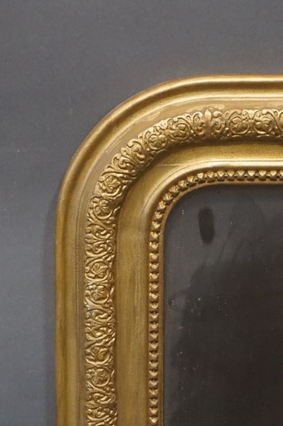 null Small mantelpiece mirror in wood and gilded stucco (chips, small lack). 82x60...