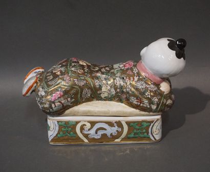 null Asian porcelain box with lid in the shape of a reclining child. 19x28x12 cm