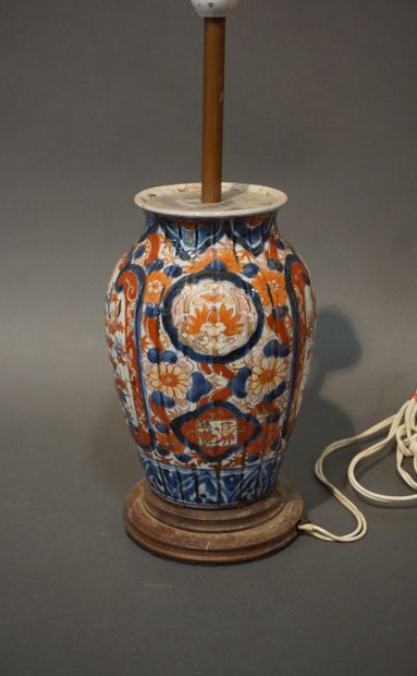 null Asian porcelain vase with Imari decoration, mounted as a lamp, on a wooden base...