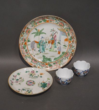 null Set of one plate, one saucer and two cups in Asian porcelain.