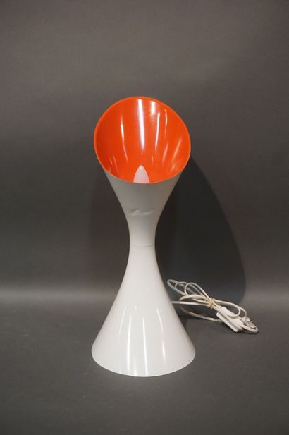 Jenny KEATE Lampe de table Lily en plastique blanc et rouge (brûlures). 50 cm