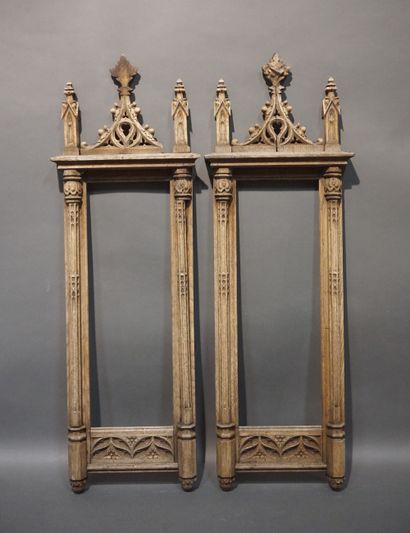 null Paire de cadres en bois naturel sculpté de style gothique (petits manques, éléments...