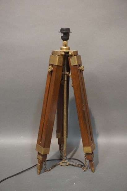 null Adjustable tripod floor lamp in wood and brass. Folded: 65 cm
