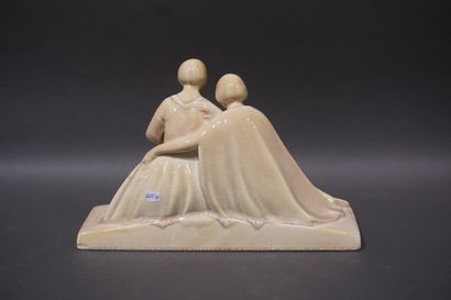 null Ivory ceramic group: "two women reading". 23x34x14 cm