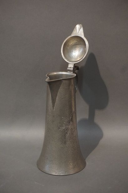 null Large covered Kayserzinn pitcher, in hammered pewter, dated 1909. 33 cm