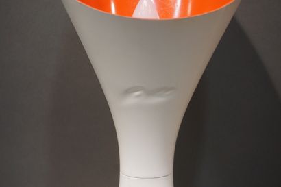 Jenny KEATE Lampe de table Lily en plastique blanc et rouge (brûlures). 50 cm