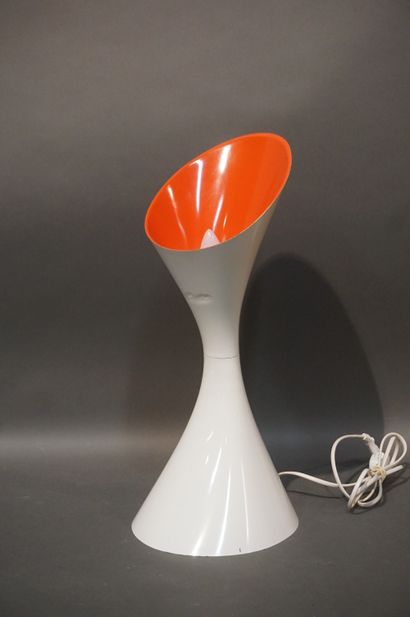 Jenny KEATE Lily table lamp in white and red plastic (burns). 50 cm